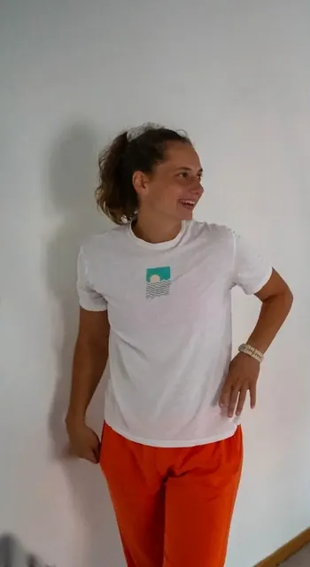 Sanja se naslanja na zid studija i smeje se